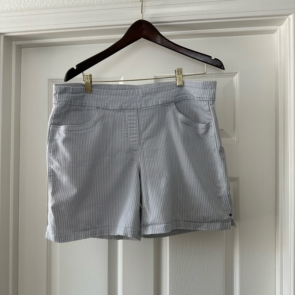 Liz Claiborne elastic waist shorts